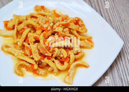 Calamaries stufati in salsa alla panna con carote Foto Stock