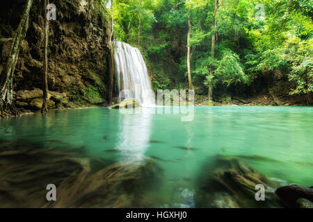 Erawan cascata è una bella cascata nella foresta di primavera nella provincia Kanchanaburi, Thailandia. Foto Stock