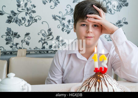 Adolescente turbato da sola segna un trentesimo compleanno Foto Stock