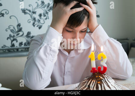 Adolescente turbato da sola segna un trentesimo compleanno Foto Stock