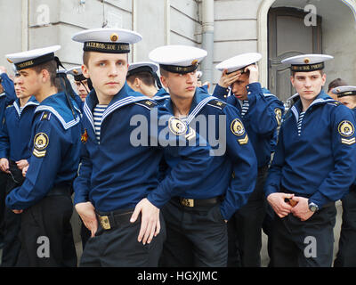 Gli studenti di Nakhimov Scuola Navale sulla strada a San Pietroburgo, Russia, 2005 Foto Stock