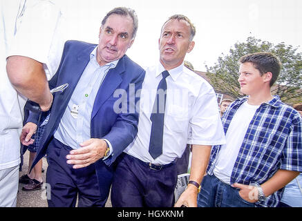 L ex calciatore George Best, fotografato all Ippodromo di Brighton. Foto Stock