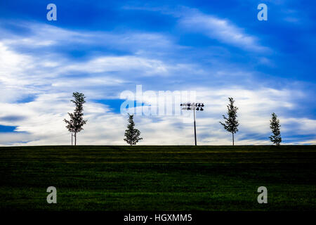 Stadio con luci blu e bianco del cielo. Foto Stock