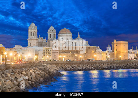 Cattedrale de Cadiz in serata, Andalusia, Spagna Foto Stock