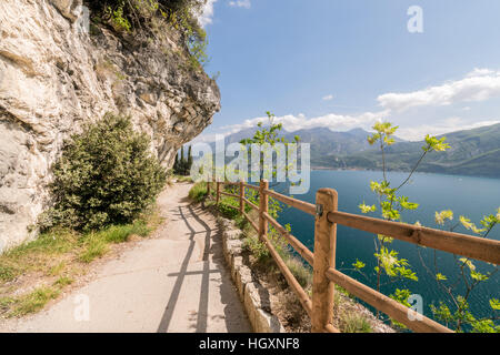 La mitica Ponale sentiero intagliato nella roccia della montagna in Riva del Garda, Italia. Foto Stock