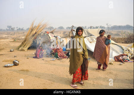 Famiglia nomade e abitazioni, deserto di Thar, Rajasthan, India Foto Stock