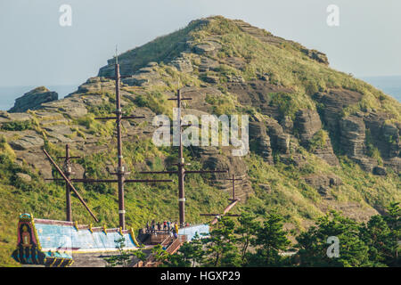 Jeju Island, Corea del Sud - 12 novembre: il turista ha visitato il tempio Sanbanggulsa che si trova sulla Montagna Sanbangsan. Sulla strada per la grotta con il tempio Foto Stock