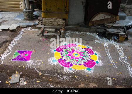 HYDERABAD, India - gennaio 14,2017 decorativi motivi floreali noto come Rangoli al di fuori di una casa su Pongal festival in Hyderabad Foto Stock