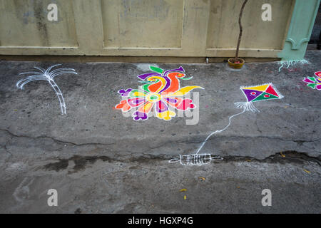 HYDERABAD, India - gennaio 14,2017 decorativi motivi floreali noto come Rangoli al di fuori di una casa su Pongal festival in Hyderabad Foto Stock