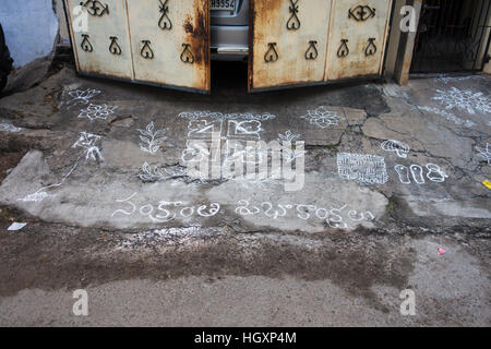 HYDERABAD, India - gennaio 14,2017 decorativi motivi floreali noto come Rangoli al di fuori di una casa su Pongal festival in Hyderabad Foto Stock