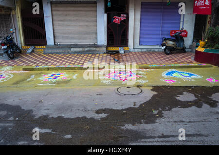 HYDERABAD, India - gennaio 14,2017 decorativi motivi floreali noto come Rangoli al di fuori di una casa su Pongal festival in Hyderabad Foto Stock