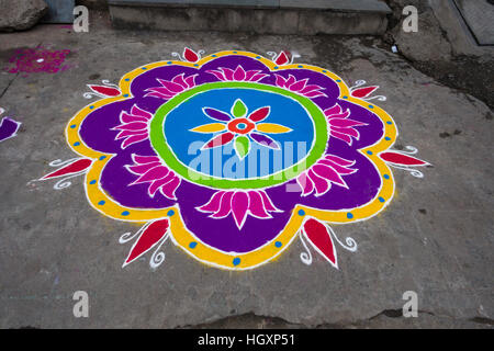 HYDERABAD, India - gennaio 14,2017 decorativi motivi floreali noto come Rangoli al di fuori di una casa su Pongal festival in Hyderabad Foto Stock