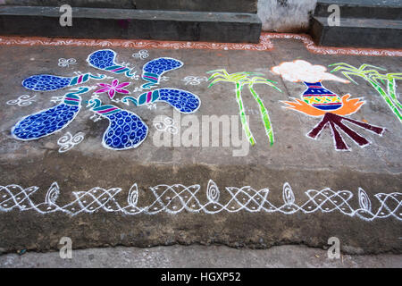 HYDERABAD, India - gennaio 14,2017 decorativi motivi floreali noto come Rangoli al di fuori di una casa su Pongal festival in Hyderabad Foto Stock