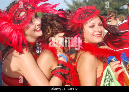 Ballerini di carnevale in rosso brillante costumi Foto Stock