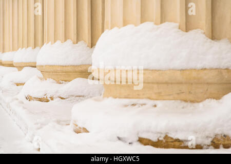 Composito stile Greco colonne in inverno Foto Stock