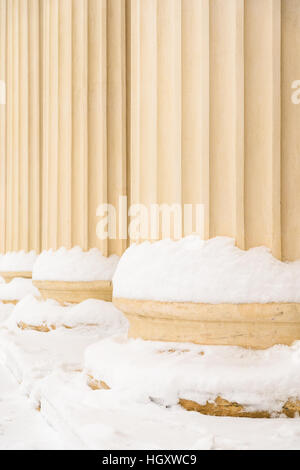 Composito stile Greco colonne in inverno Foto Stock