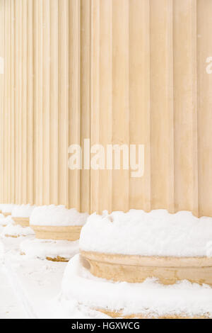 Composito stile Greco colonne in inverno Foto Stock