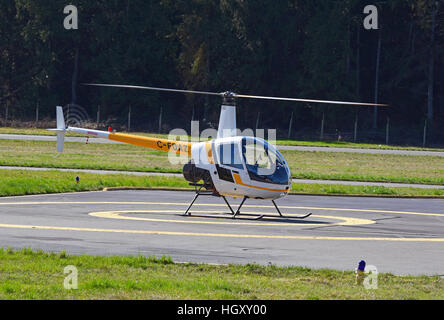 Robinson R22 (C-FDAZ) Luce due seat elicottero a Qualicum aeroporto sull'isola di Vancouver, BC. In Canada. SCO 11,607. Foto Stock