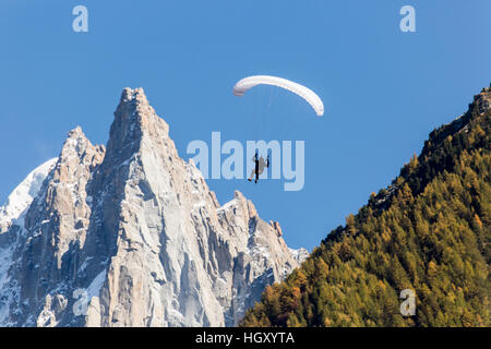 Un parapenter volare nella valle di Chamonix Foto Stock
