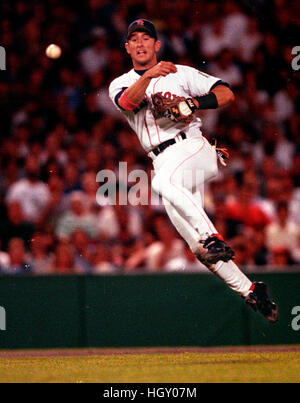 Classic Nomar, Red Sox breve Nomar Garciaparra stop getta alla prima base in azione di gioco a Fenway Park Boston ma foto di bill belknap Foto Stock