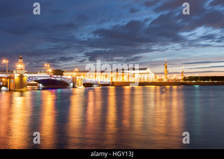 Minaccioso il Cielo di tramonto sopra lo spiedo dell'isola Vasilyevsky. San Pietroburgo, Russia Foto Stock