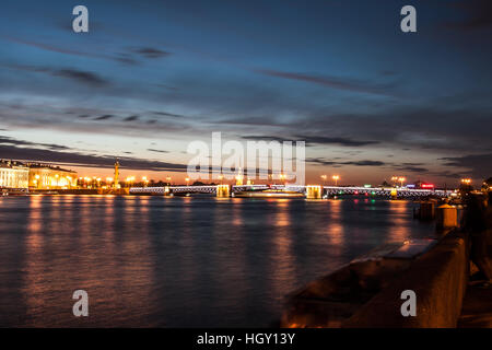 Minaccioso il Cielo di tramonto sopra lo spiedo dell'isola Vasilyevsky. San Pietroburgo, Russia Foto Stock