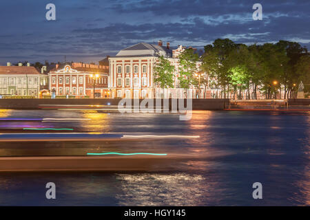 Vista notturna di università a San Pietroburgo, Russia Foto Stock