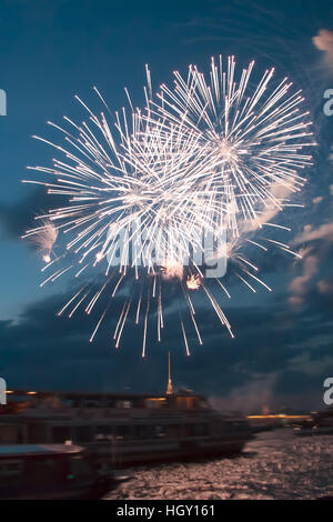 Bella salute oltre il fiume Neva nella città di San Pietroburgo, Russia Foto Stock