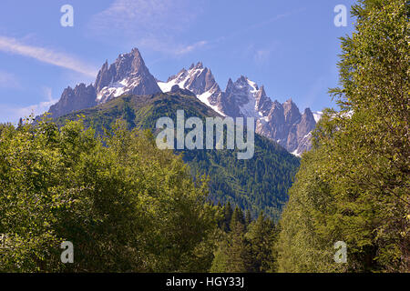 Montagna e alberi a Le Lavancher, comune nei pressi di Chamonix nelle Alpi francesi in Alta Savoia dipartimento di Francia Foto Stock
