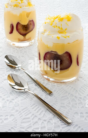 Due bicchieri pieni di prugna inezia Dessert Foto Stock