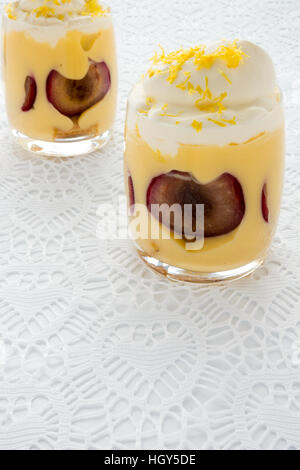 Prugna Dessert inezia in due bicchieri Foto Stock