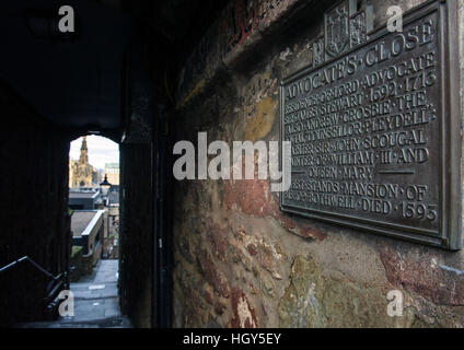 La targa di bronzo all'ingresso degli avvocati vicino a Edimburgo di storico Royal Mile. Foto Stock