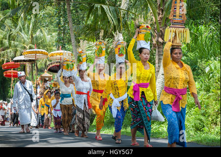 Balinese processione indù. In Bali indù eventi religiosi sono comunemente celebrata da una visita a un tempio con le offerte. Foto Stock