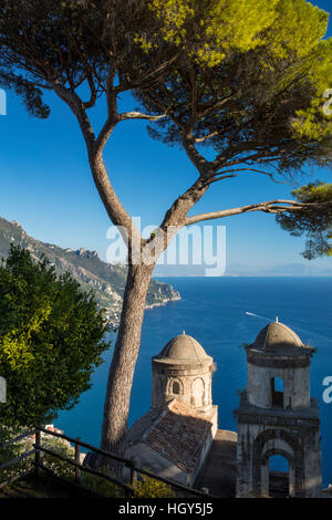 Vista sul golfo di Salerno da Villa Rufolo a Ravello, Campania, Italia Foto Stock