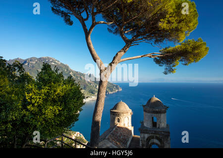 Vista sul golfo di Salerno da Villa Rufolo a Ravello, Campania, Italia Foto Stock