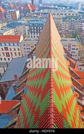 La vista dalla torre campanaria sul tetto di Santa Maria Maddalena chiesa, decorata con il pattern da piastrelle colorate Foto Stock