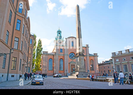 La St Nicholas Cathedral e l'obelisco che è il punto centrale della città situato sulla Slottsbacken street Foto Stock