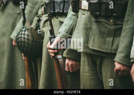 Close up tedesco munizioni militari di un soldato tedesco. Unidentified re-enactors vestita come la II guerra mondiale i soldati tedeschi ordine permanente. Foto Stock