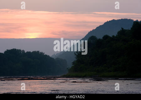 Il Fiume Bianco al tramonto in Hartford, Vermont. Fiume Connecticut tributario. Foto Stock