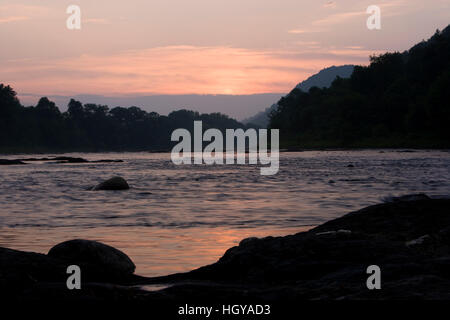 Il Fiume Bianco al tramonto in Hartford, Vermont. Fiume Connecticut tributario. Foto Stock