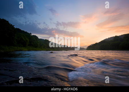 Il Fiume Bianco al tramonto in Hartford, Vermont. Fiume Connecticut tributario. Foto Stock