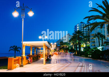 Paesaggio di Notte Vista del terrapieno in Benalmadena. Benalmadena è una città in Andalusia in Spagna, 12 km a ovest di Malaga sulla Costa del Sol. Essa approvvigiona fo Foto Stock