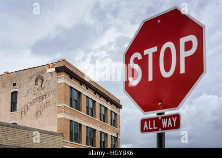 Il segnale di arresto e abbandonato hotel chiamato dopo Elvis Presley's Song Heartbreak Hotel Memphis, Tennessee, Stati Uniti d'America Foto Stock