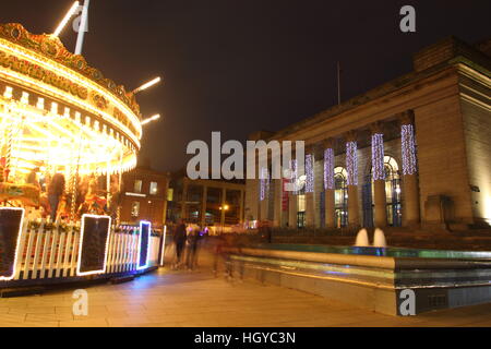 "Gallopers' Fairground Ride in pieno svolgimento accanto alla festosa City Hall (r) al tempo di Natale nel centro della città di Sheffield, Yorkshire Regno Unito Foto Stock