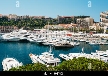 Yacht ormeggiati alla banchina cittadina nella soleggiata giornata estiva. Il Principato di Monaco e Monte Carlo Foto Stock