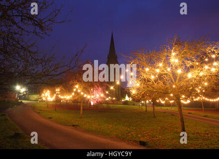 Le luci di Natale sul verde in Edensor, un pittoresco villaggio sull'Chatsworth station wagon, Peak District, Derbyshire,l'Inghilterra, Regno Unito Foto Stock