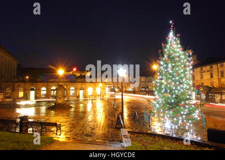 Albero di Natale nel centro di Buxton; una spa e un centro città mercato ai margini del Parco Nazionale di Peak District nel Derbyshire, England, Regno Unito Foto Stock