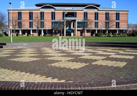 Corte combinato, tribunale Middlesbrough visto da giardini centrali di forma circolare e di colore marrone e bianco area di pavimentazione Foto Stock