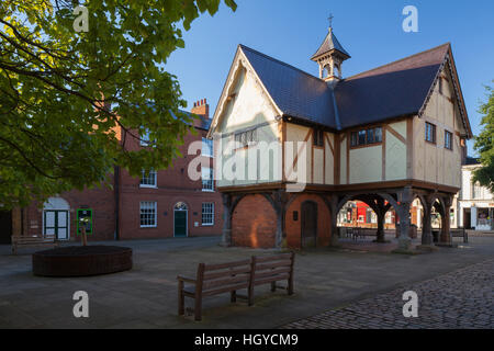 Recentemente ristrutturato il vecchio Grammar School in piazza della chiesa risale al 1614, Market Harborough, Leicestershire, Inghilterra Foto Stock