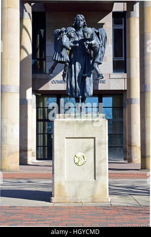 Scale di giustizia statua legge corte corte combinato ingresso Teesside Middlesbrough Foto Stock